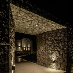 A stone building with a courtyard, illuminated by recessed lighting. - Penny's House New Luxe Jacuzzi Villa 400m from Sea (Santorini)