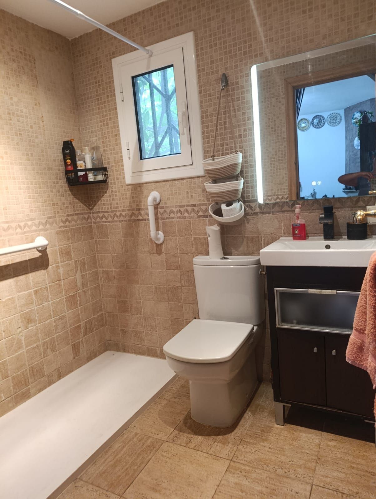 Een badkamer met toilet, bidet en douche.