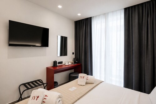 Morus Acropolis Urban Suites