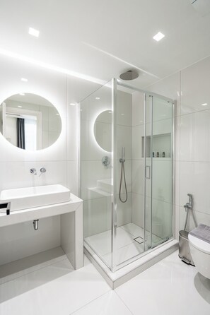 Douche, sèche-cheveux, chaussons, serviettes fournies