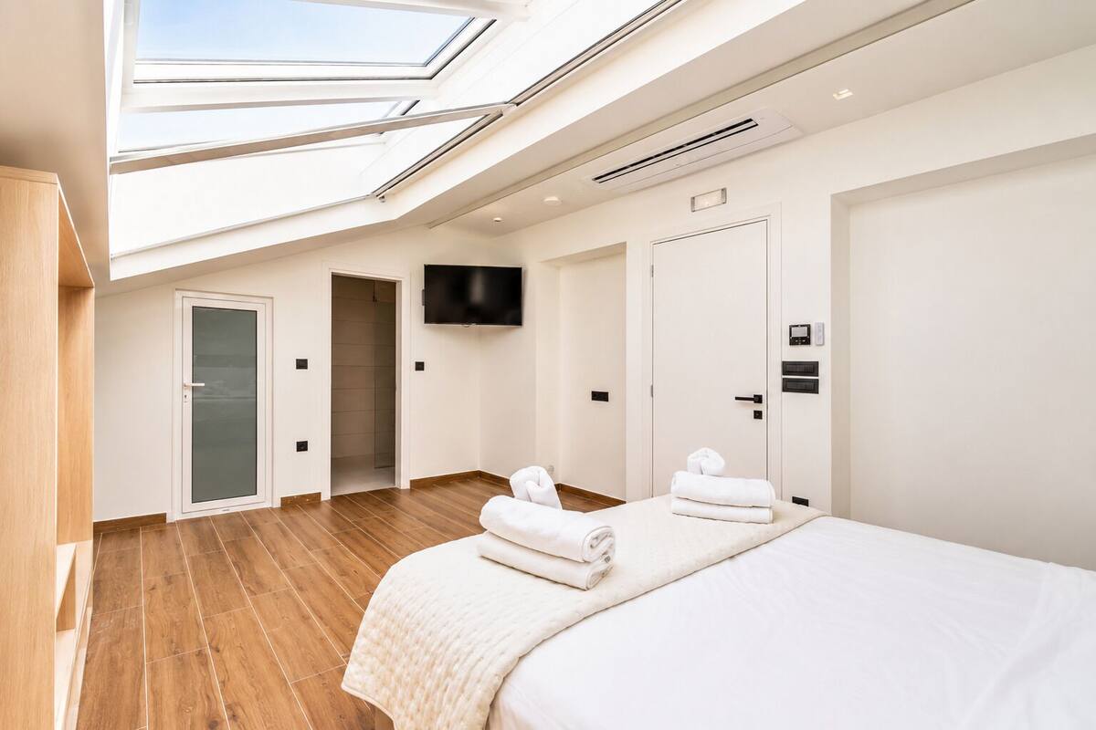 Junior Suite | In-room safe, desk, laptop workspace, soundproofing