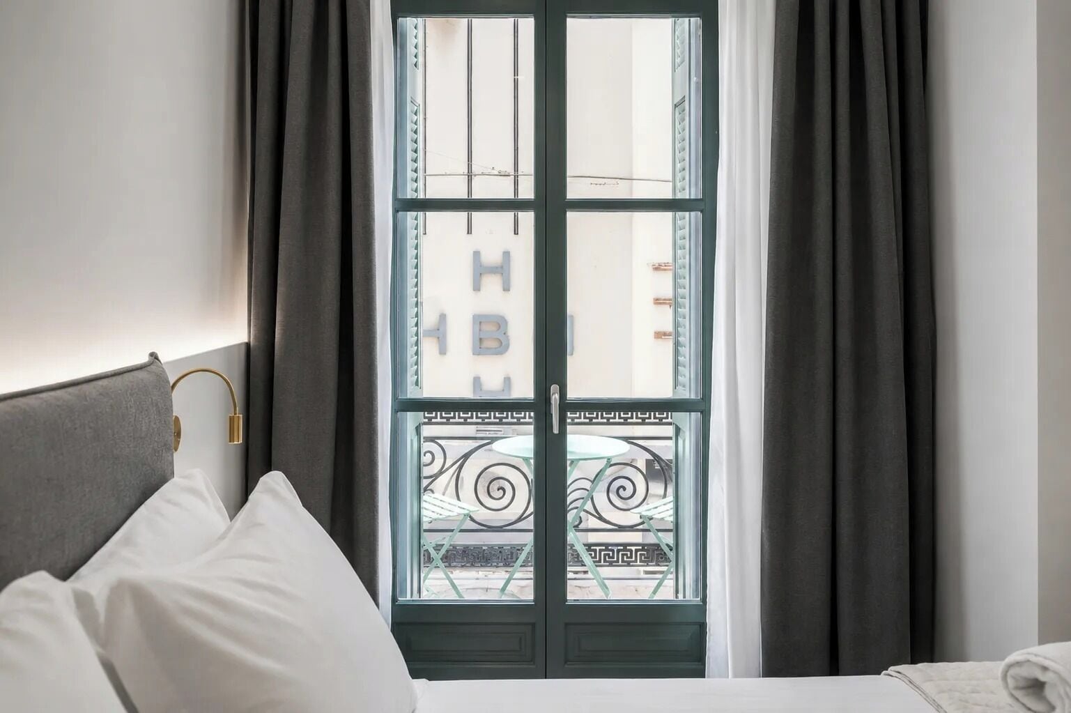 Deluxe-Doppel- oder -Zweibettzimmer, Balkon, Stadtblick | Zimmersafe, Schreibtisch, laptopgeeigneter Arbeitsplatz