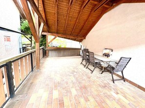 Outdoor dining - Vrbo Property (Billigheim Sulzbach)