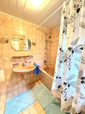 Bathroom - Vrbo Property (Billigheim Sulzbach)