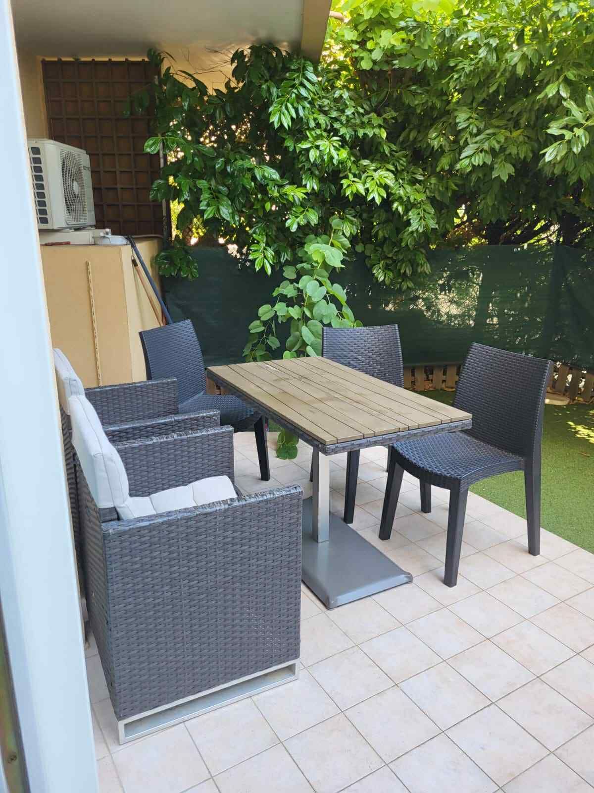 Appartamento Deluxe, vista giardino | Ristorazione all'aperto