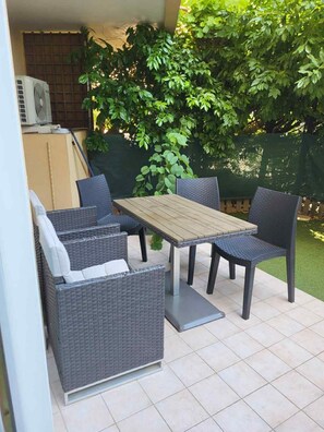 Appartamento Deluxe, vista giardino | Ristorazione all'aperto