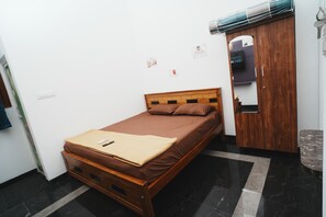 In-room safe, soundproofing, free WiFi - Sri Sakthi Nivas (Tiruvannamalai)