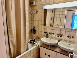 Hair dryer, towels, soap, shampoo - Spacious Apartment- Zurich Airport- Parking (Dietlikon)