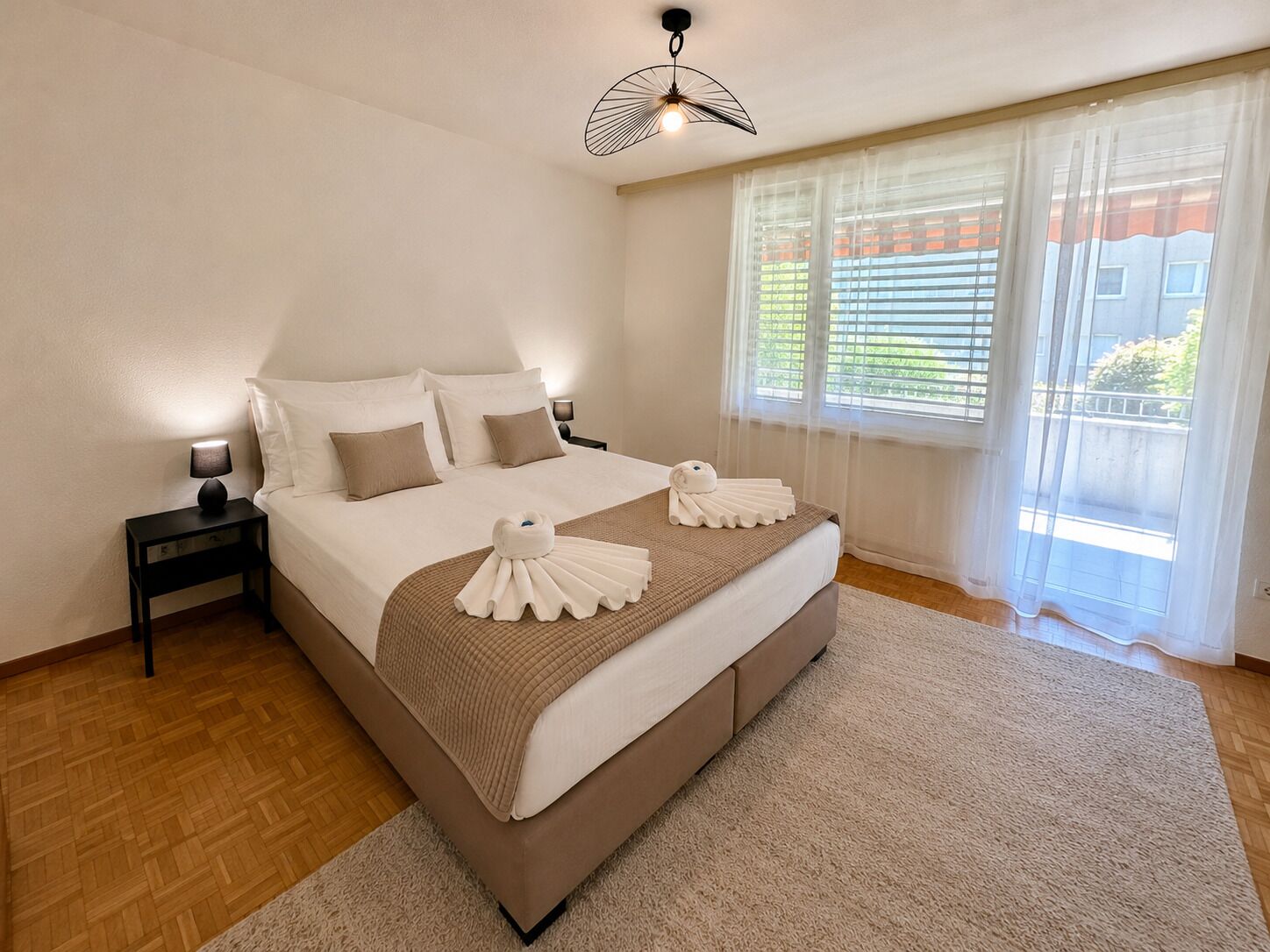 2 chambres, bureau, fer et planche à repasser, lit de bébé portatif