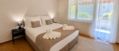 2 chambres, bureau, fer et planche à repasser, lit de bébé portatif