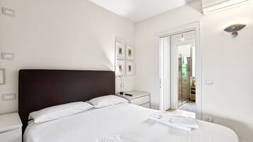 Tabla de planchar con plancha, wifi gratis y ropa de cama