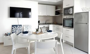 Fridge, microwave, oven, stovetop - Corralejo Sun the Sky by B-Rent – Central Apartment with Terraces and Pool (Corralejo)