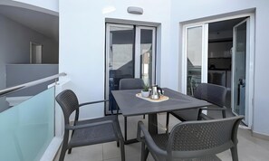 Outdoor dining - Corralejo Sun the Sky by B-Rent – Central Apartment with Terraces and Pool (Corralejo)