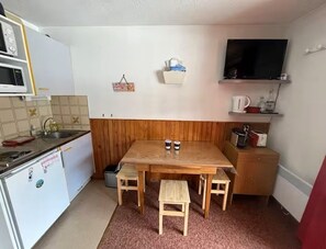 Private kitchen - Vrbo Property (Mijoux)
