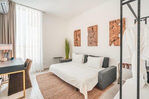 Ein modernes Schlafzimmer mit Bett, Nachttisch und Schreibtisch.