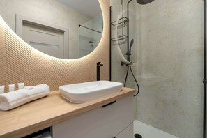 Shower, hair dryer, towels, shampoo - Stylish Apartment with a Balcony | Gym Access | Parking (Gdańsk)