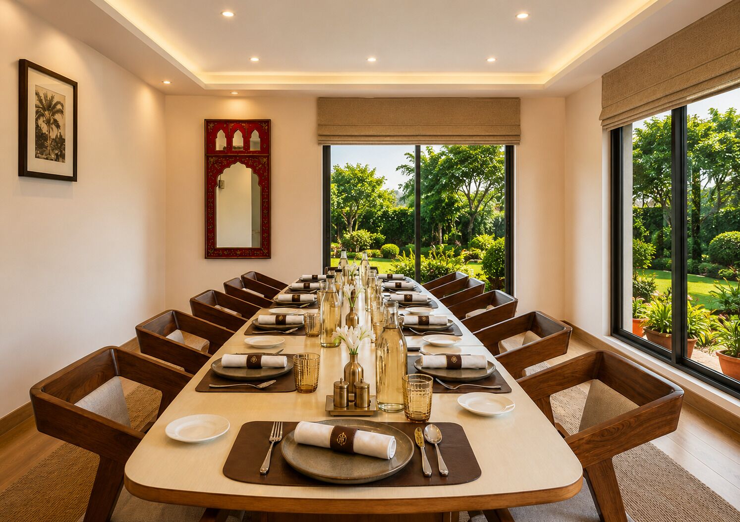 Uma sala de jantar com uma mesa comprida posta para refeição, rodeada de cadeiras, com vista para o verde lá fora.