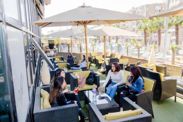 تناول الطعام بالخارج