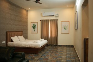 Desk, laptop workspace, free WiFi - Hong Sau Resorts Thavarkere (Bengaluru)