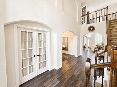 Mourning Dove - Spacious Creekside retreat with office, game room, fenced yard & family-friendly comfort.