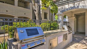 Una parrilla exterior con pantalla digital, una válvula de gas y una salida de ventilación.
