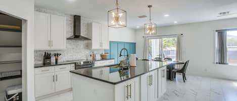 House (5 Bedrooms) | Interior