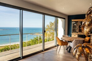 Dining - 5★ Holiday home by the sea & GR34 - Côte de Granit Rose: Sept-Îles view. (Trélévern)