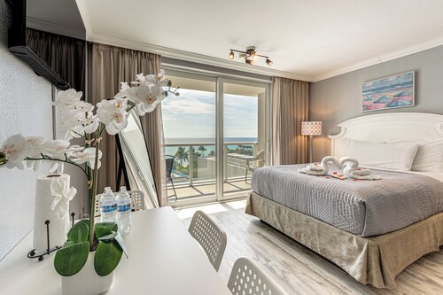 Sunny Isles Beachfront Stay w/ Ocean-view Balcony