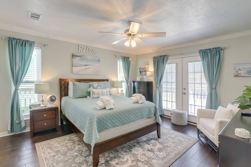 Walk to Isla Del Sol Beach! Home w/ Ocean-view! - Terramar Beach, TX