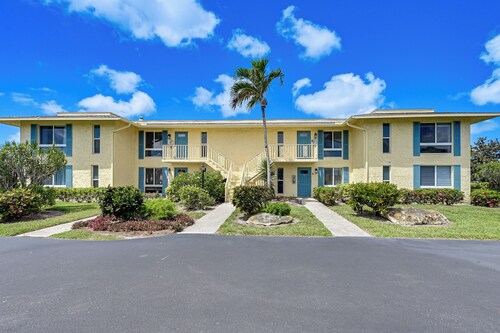 4 Mi to Beach: Country Club Condo w/ Pool Access!