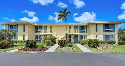 4 Mi to Beach: Country Club Condo w/ Pool Access!