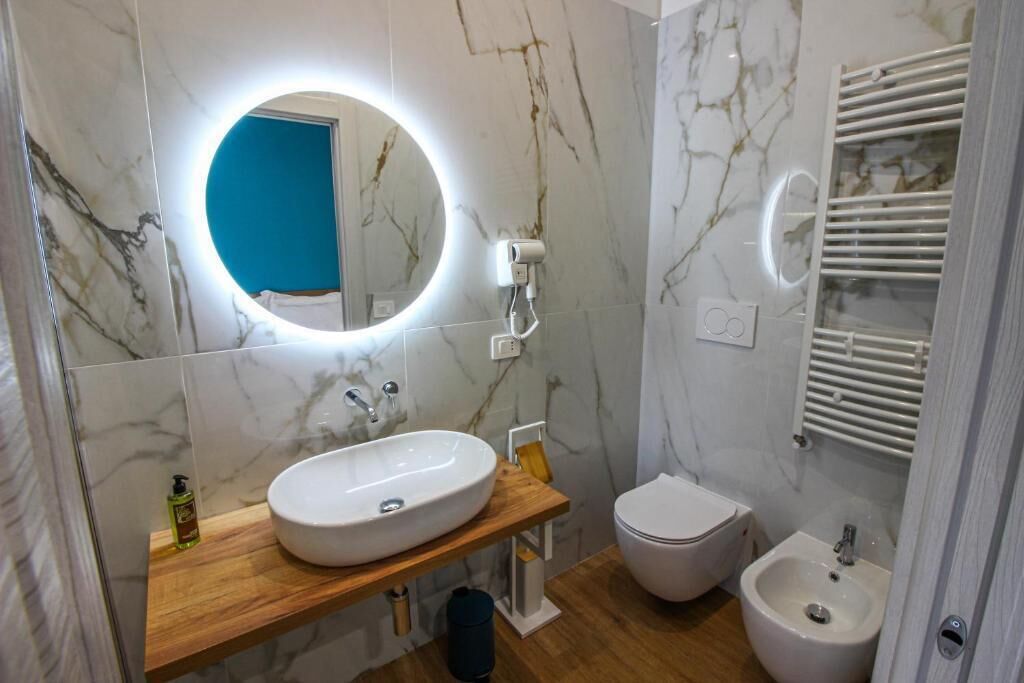 Luxury Double Room, Balcony | Bathroom | Free toiletries, bidet, soap, shampoo