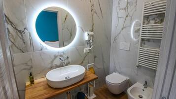 Luxury Double Room, Balcony | Bathroom | Free toiletries, bidet, soap, shampoo