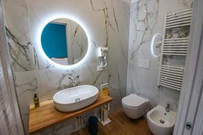 Luksus-dobbeltværelse - balkon | Badeværelse | Gratis toiletartikler, Sæbe, Shampoo, Toiletpapir
