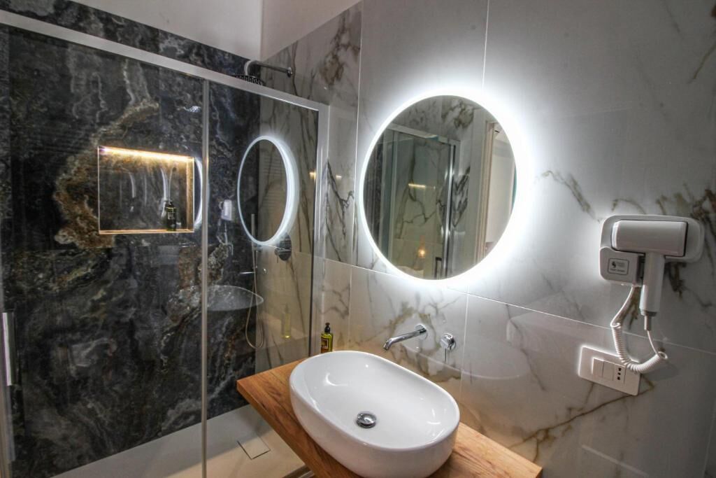 Luxury Double Room, Balcony | Bathroom | Free toiletries, bidet, soap, shampoo