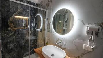 Luxury Double Room, Balcony | Bathroom | Free toiletries, bidet, soap, shampoo