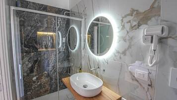 Luxury Triple Room, Balcony | Bathroom | Free toiletries, bidet, soap, shampoo