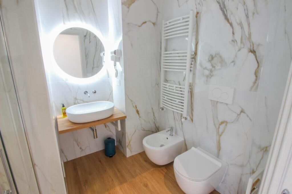 Luxury Triple Room, Balcony | Bathroom | Free toiletries, bidet, soap, shampoo