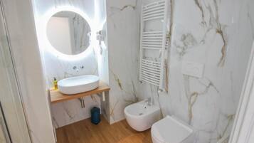 Luxury Triple Room, Balcony | Bathroom | Free toiletries, bidet, soap, shampoo