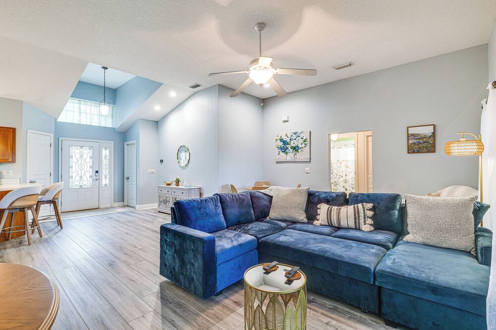 Heart of Lake County! Family Escape w/ Lanai, Pool - Grand Island, FL