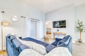 A modern living room with a sofa set, a television, and a small side table. - Heart of Lake County! Family Escape w/ Lanai, Pool (Tavares)