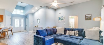 Heart of Lake County! Family Escape w/ Lanai, Pool