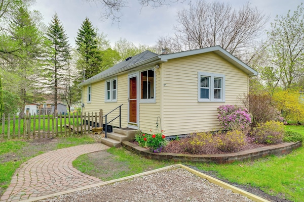 Blocks To Beach & Eats! Elk Rapids 'Cozy Cottage' - Elk Rapids, MI