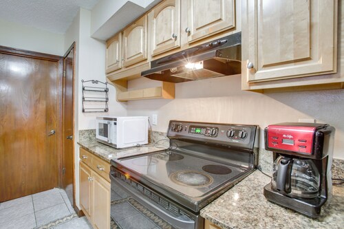 2 Mi to Lake! Townhome w/ Pool Access in Kenner