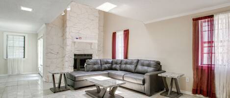 Apartment (3 Bedrooms) | Front of property
