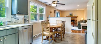 Private Hot Tub, Yard & Games Galore: Plymouth Gem