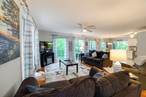Interior - Waterfront Group Getaway Near Land Btwn the Lakes (Cadiz)