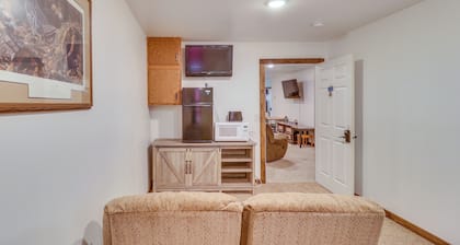 7 Mi to Lake Cochrane: Quaint Gary Getaway!