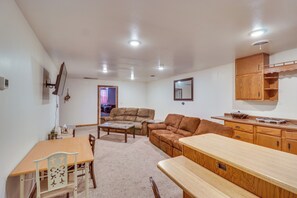 Apartment (3 Bedrooms) | Interior - 7 Mi to Lake Cochrane: Quaint Gary Getaway! (Gary)