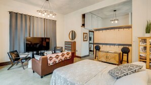 A modern hotel room with a large bed, a sofa, a TV, and a kitchenette. - 3 Blocks to Dtwn! Cozy Sedro-woolley Retreat! (Sedro-Woolley)